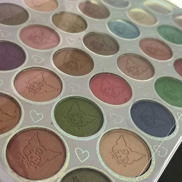 Kuromi 35 eyeshadow Palette - Picture 6 of 6